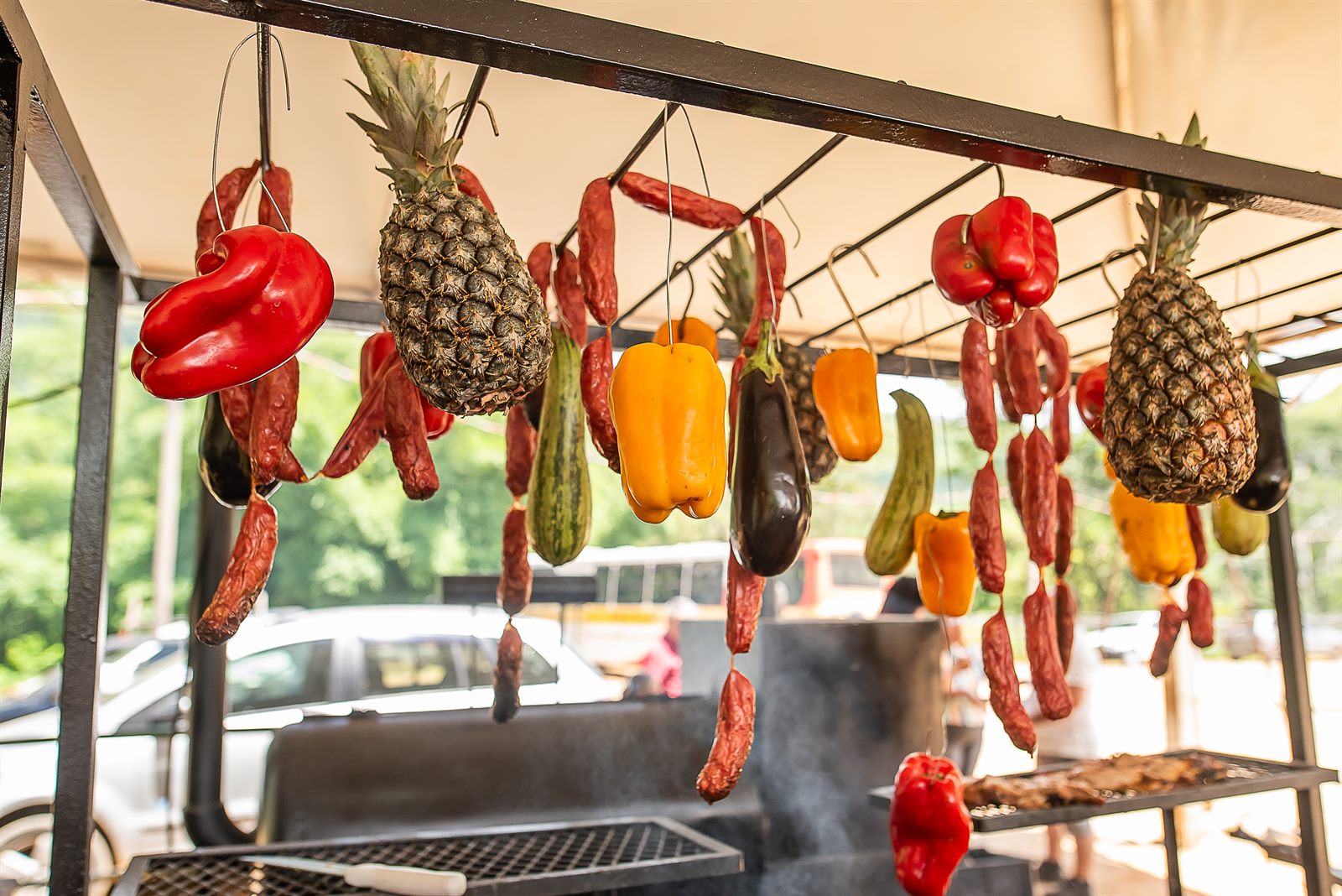 Cortes na parrilla sobre a brasa em um casamento